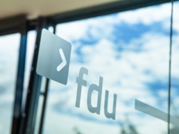 fdu logo auf glastür